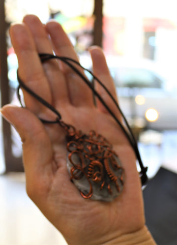 Beautiful Ladylike Wire Necklace