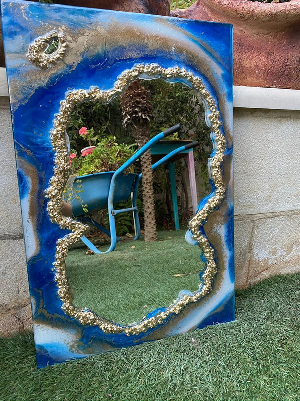 Handcrafted mirror made of resin